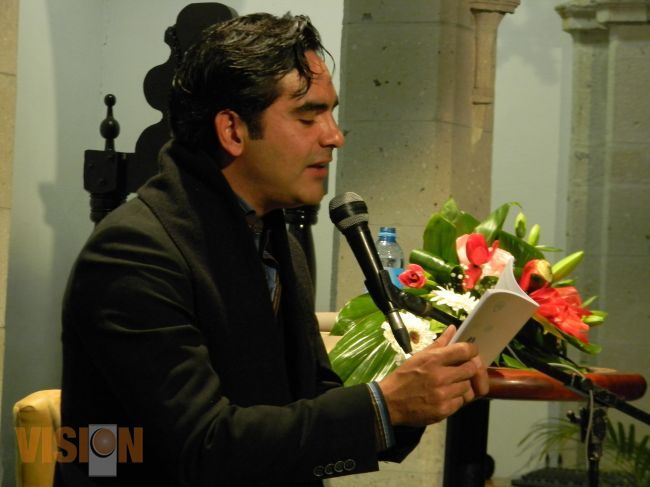 Deleita Abraham Ramos al público uruapense con lecturas de José Revueltas y José Agustín