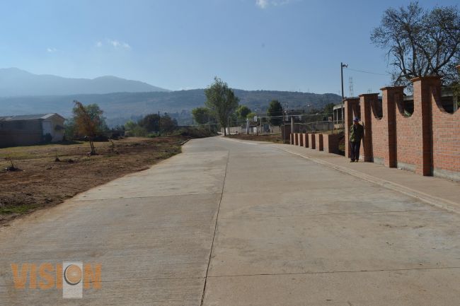 Ayuntamiento pavimenta acceso a escuela primaria de Capula.