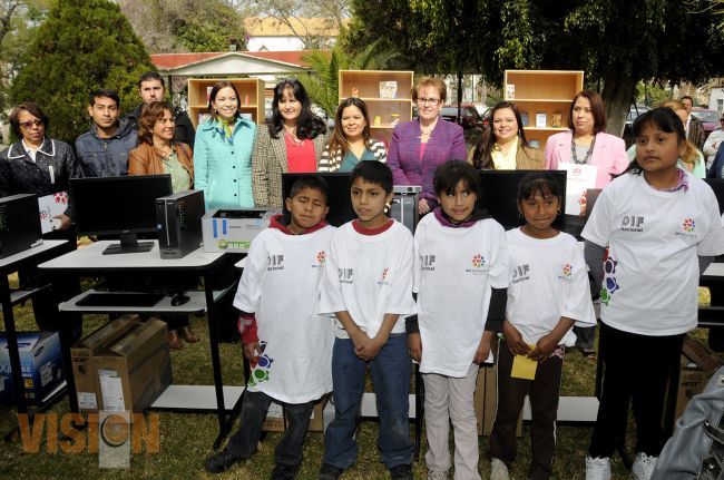 DIF Michoacán entrega 62 becas PAMAR en beneficio de 62 niños del Estado.