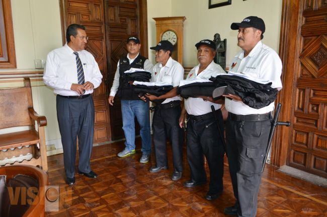 Entrega Wilfrido Lázaro Medina uniformes a personal de vigilancia de Palacio Municipal. 