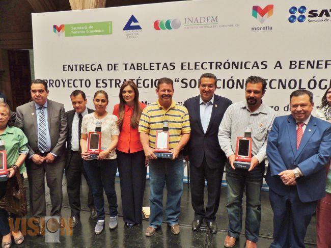 Ayuntamiento de Morelia y Concanaco Servytur México entregan 350 tabletas.