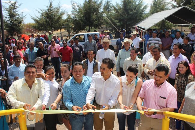 Diputado Víctor Manríquez inaugura alberca semiolímpica en Panindicuaro