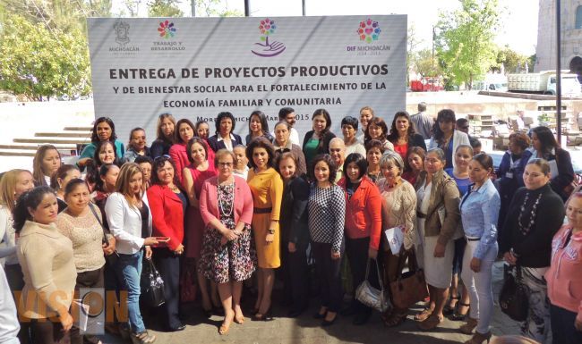 DIF Michoacán entrega recursos para 86 proyectos beneficiando a 82 localidades de 61 municipios.