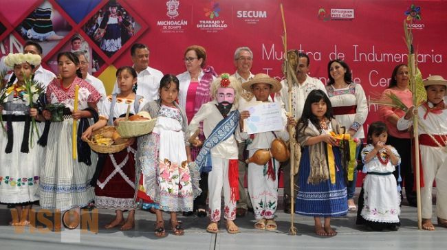 Entrega gobernador reconocimientos a quienes mantienen vivas las tradiciones michoacanas