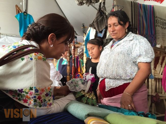 Cocoa Calderón invita al turismo a visitar el Tianguis Artesanal en Uruapan