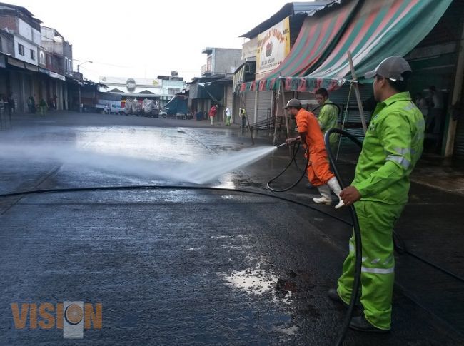 Realizan limpieza intensiva en calles de la Central de Abasto