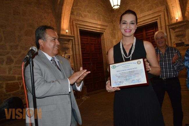 Recibe reconocimiento Miriam Cruz de Abud