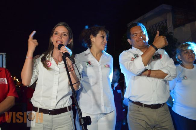Intenso trabajo caracteriza a Daniela de los Santos, candidata a diputada