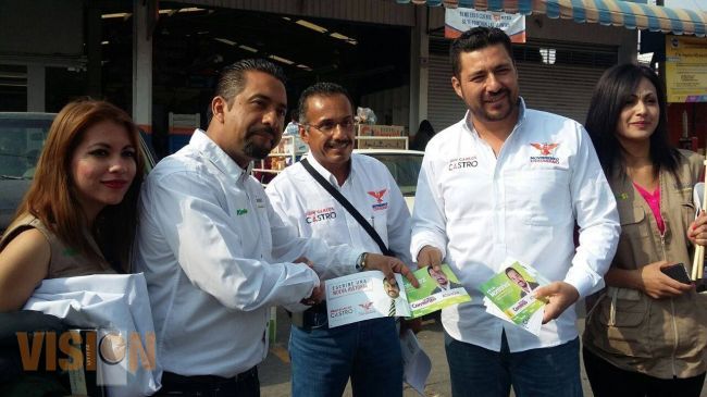 José Luis Montañez candidato del PRD por el Distrito 11 recorre el Mercado de Abastos 