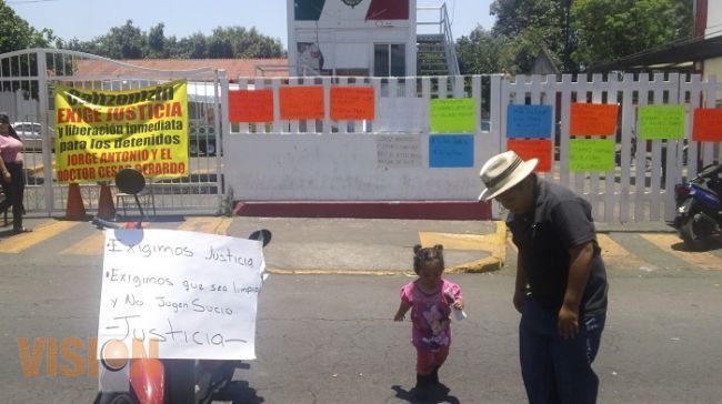 Ahora exigen libertad del doctor y custodio en Uruapan