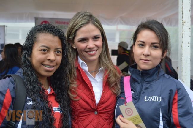Daniela de Los Santos se reúne con jóvenes de la UNID