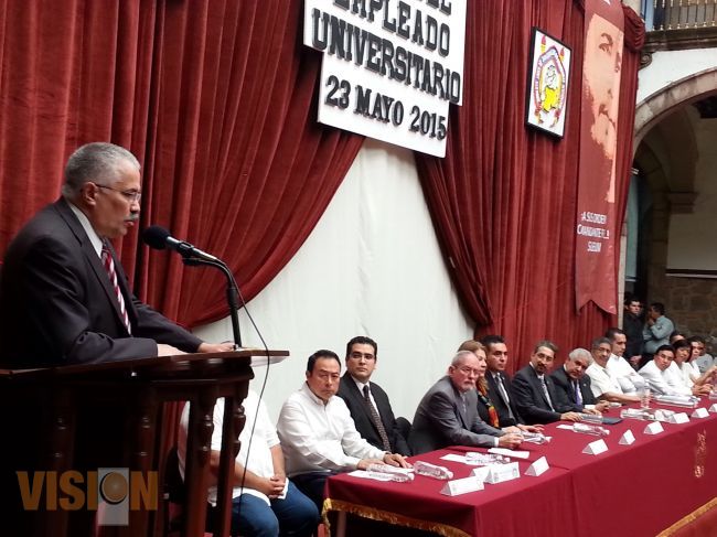 En medio de dimes y diretes SUEUM homenajean a Embajador de Cuba en México 