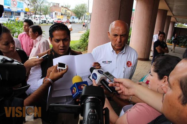 Manuel Antúnez realiza demanda por daño moral