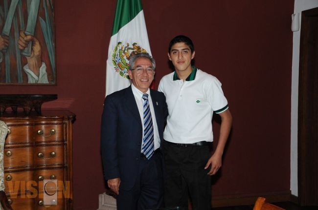 Gobernador felicita a subcampeón nacional de boxeo en la olimpiada nacional 2015