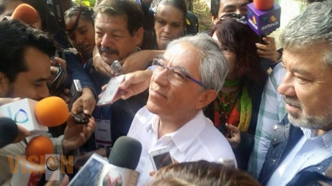 El gobernador Salvador Jara asiste a emitir su voto 