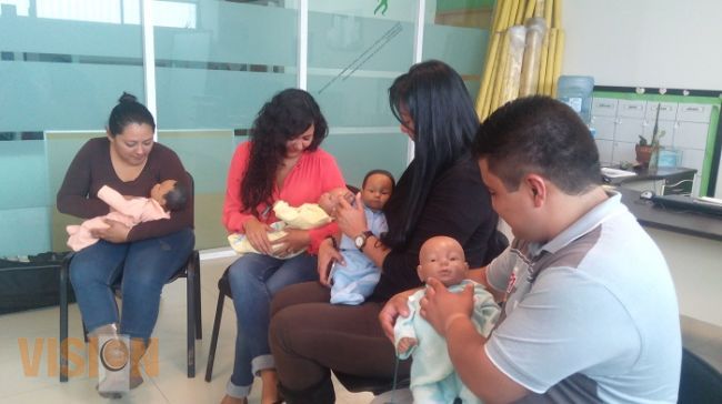 Crean conciencia sobre embarazos prematuros con simuladores de bebés