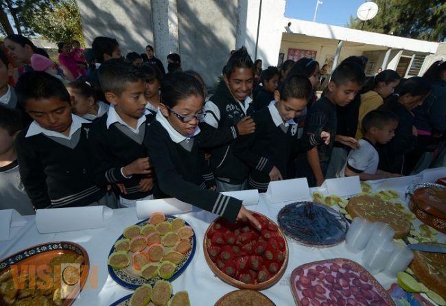 Entregan material didáctico y de computo a escuela primaria