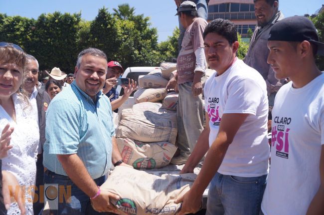 Entrega Jesús Mora más de 70 toneladas de cemento a cientos de familias de Tuxpan