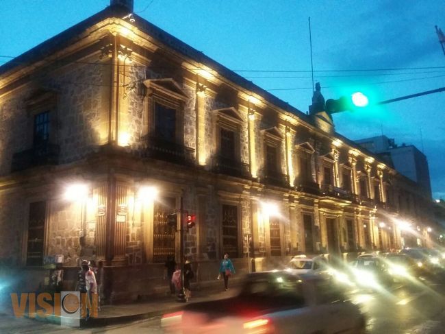 Repara Ayuntamiento sistema de iluminación en edificios históricos