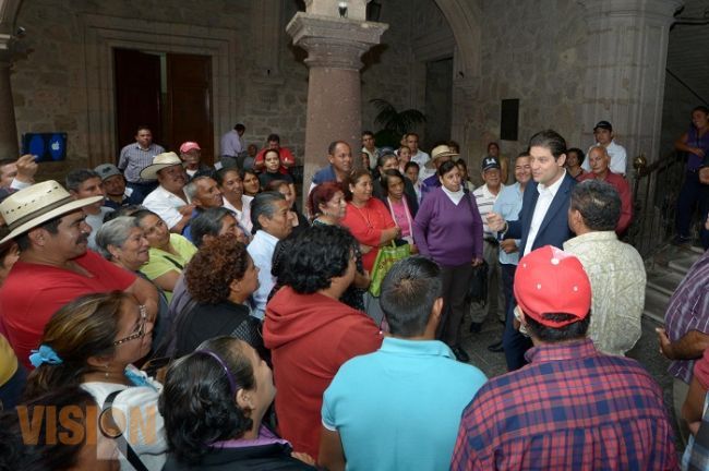 El presidente municipal Alfonso Martínez dialoga con comerciantes morelianos