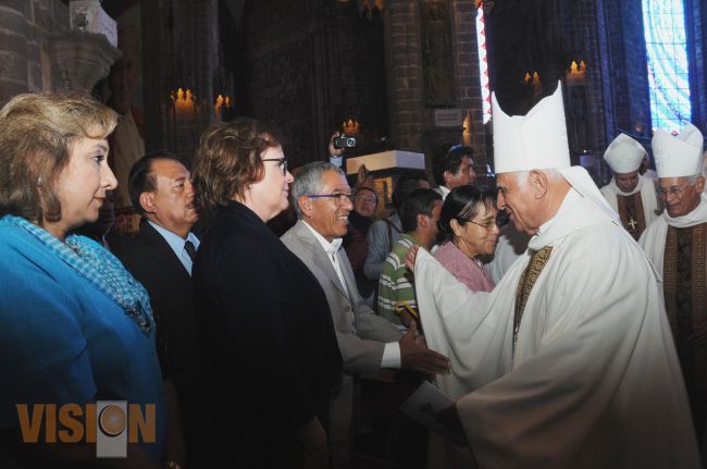 Acompañan el gobernador y su esposa al cardenal Javier Lozano Barragán en el jubileo sacerdotal