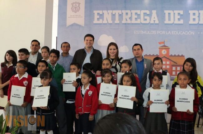 Entrega Ayuntamiento de Morelia 400 becas del programa “Estímulo a la Educación”