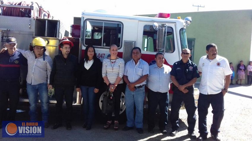 Entregan uniformes y un camión a bomberos del municipio de Tarímbaro