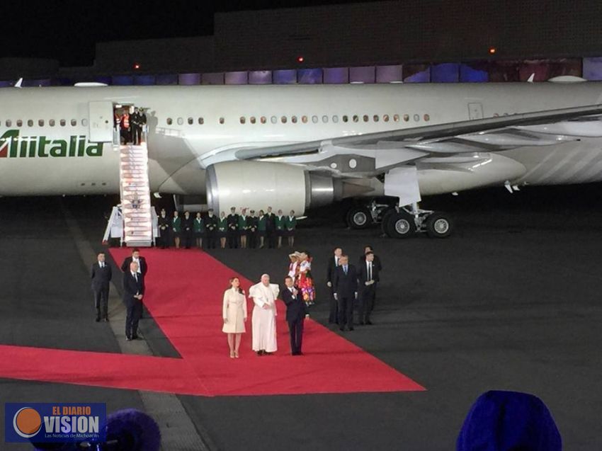 El Presidente Peña Nieto, recibe en el Aeropuerto al Papa Francisco 