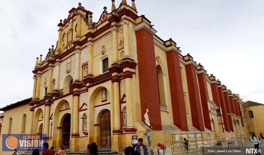 Banderas de México y El Vaticano ya ondean en San Cristóbal de las Casas, Chiapas 