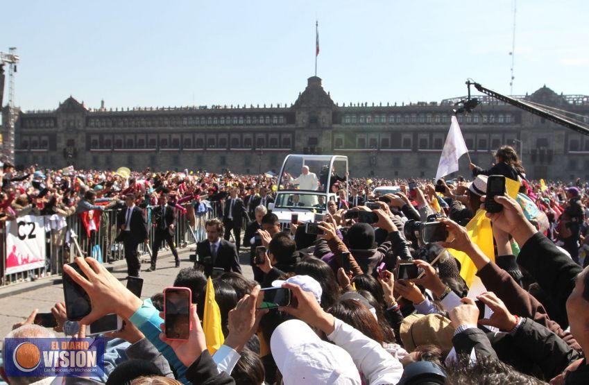 Papa Francisco recorre plancha del Zócalo capitalino