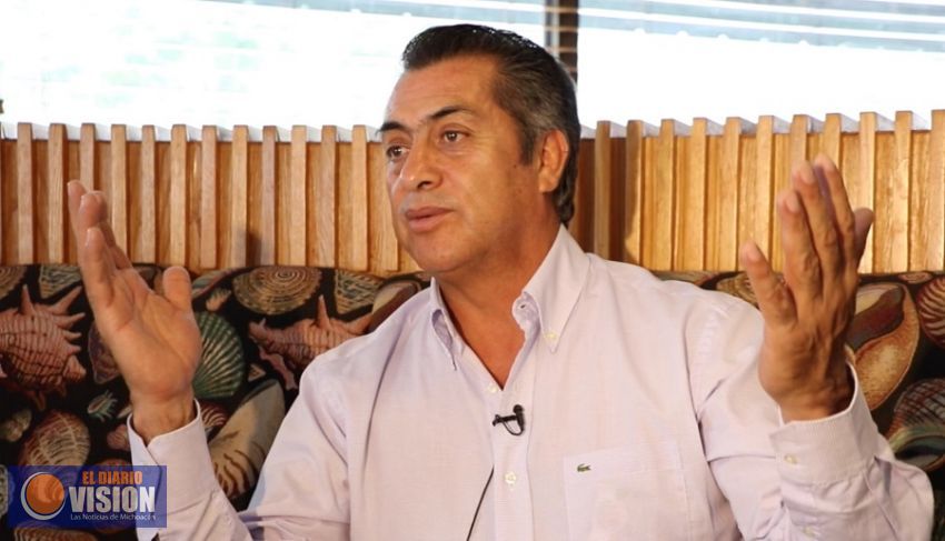 Invita ‘El Bronco’ a estudiantes del Conalep unas caguamas por sacar 10 en la escuela