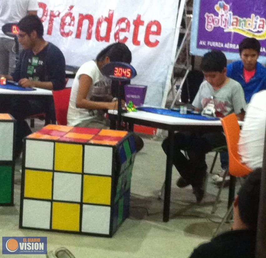 Julián García, niño michoacano, rompe récord nacional en Torneo Rubik