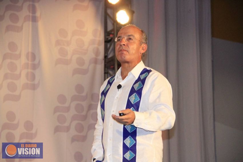 “¡Parásito, vives de nuestros impuestos!”, gritan a Calderón en conferencia