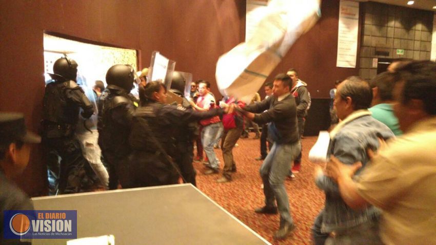 Normalistas e integrantes de la CNTE irrumpen en acto oficial, fuerte enfrentamiento