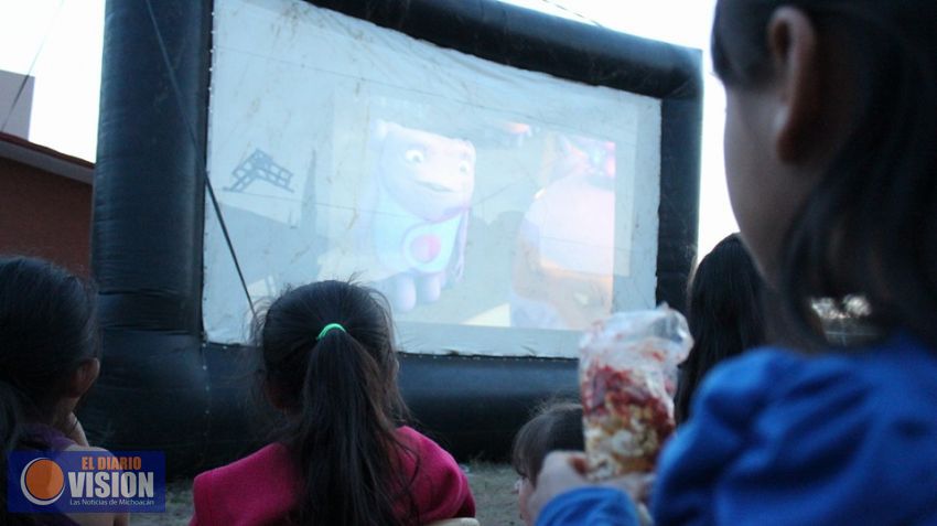 Lleva Ernesto Núñez cine móvil para niños de comunidades y colonias de Morelia