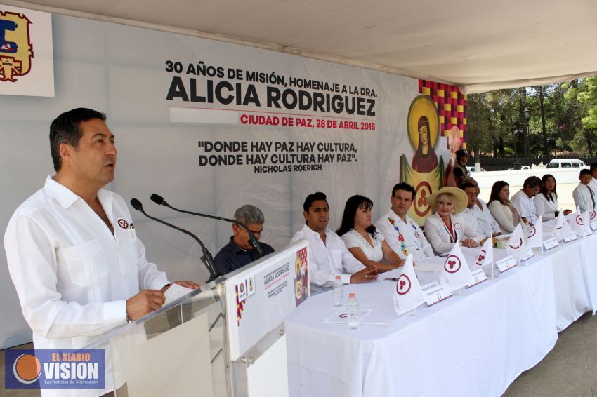 Reconoce Pátzcuaro los 30 años de Alicia Rodríguez promoviendo la Bandera de la Paz