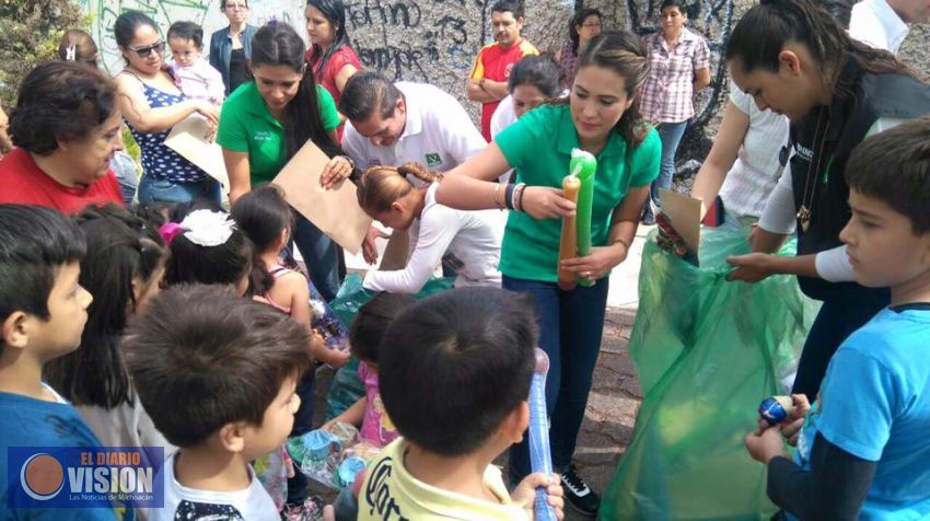   Ernesto Núñez celebra con juguetes a niños de su distrito en su día