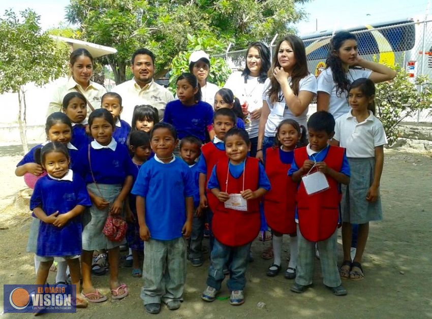 Jornada educativa y de divulgación para niños jornaleros migrantes en Coahuayana
