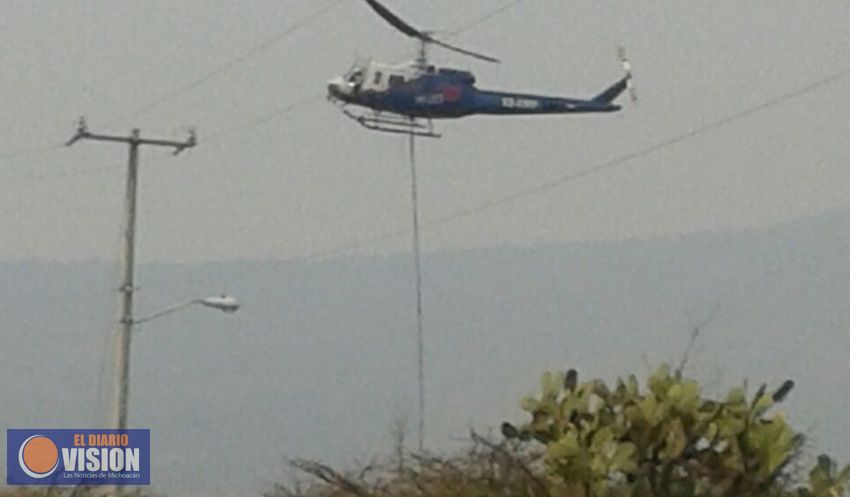 Arriba helicóptero de la Conafor para reforzar combate a incendios forestales