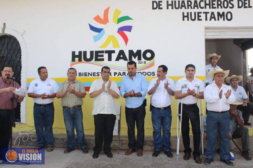 Inaugura Elías Ibarra Taller Comunitario Artesanal  para los huaracheros en Huetamo