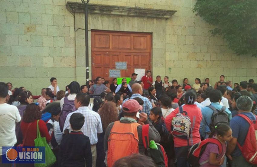 Padres de familia abren escuela en Oaxaca; exigen clases