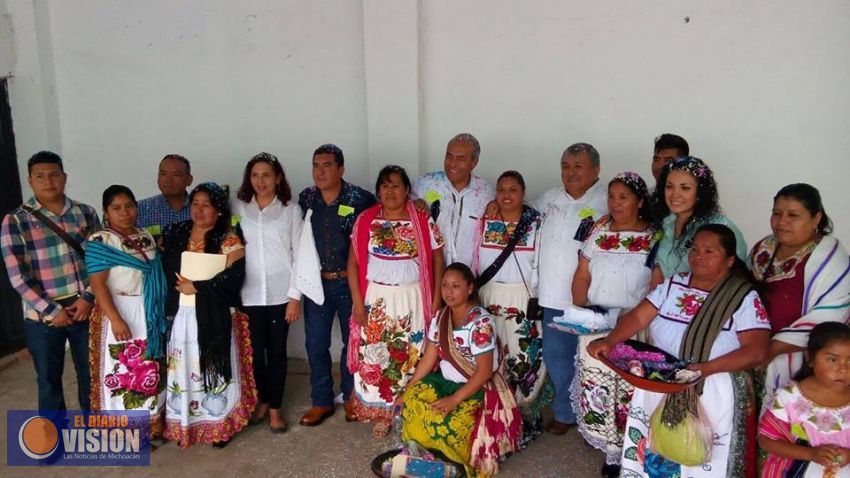 Gestiona Ángel Cedillo apoyos para comunidades Indígenas de la Meseta Purépecha