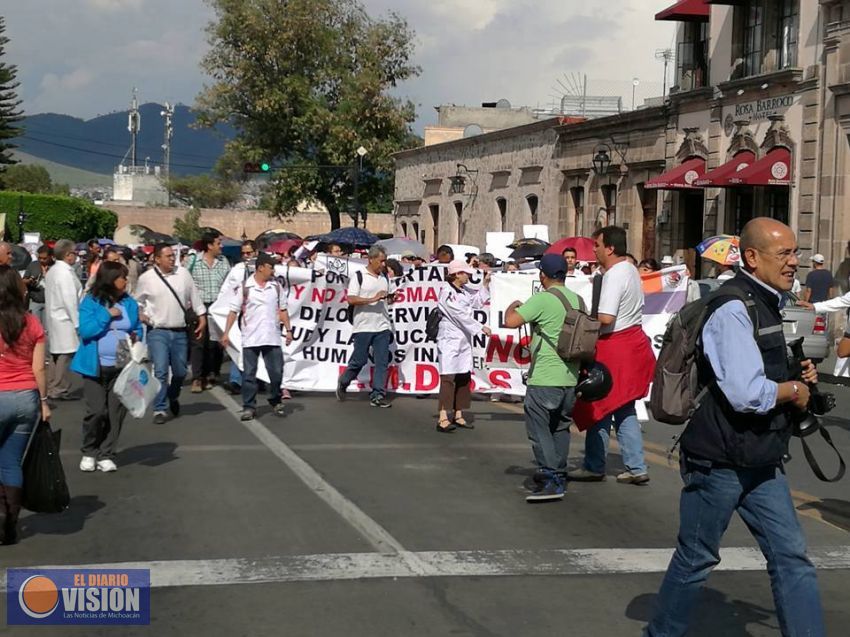 Doctores se manifiestan en la capital michoacana