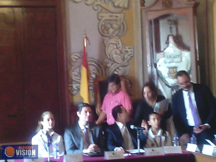 Alcalde de Morelia le da la bienvenida al cabildo infantil.
