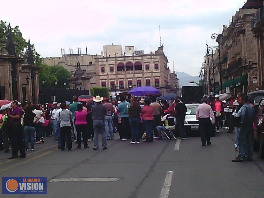 Cnte bloquea Avenida Madero.