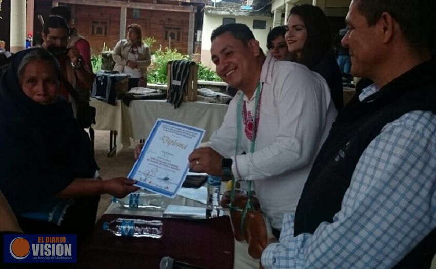 Ayuntamiento de Uruapan e IAM premia a las artesanas de Angahuan