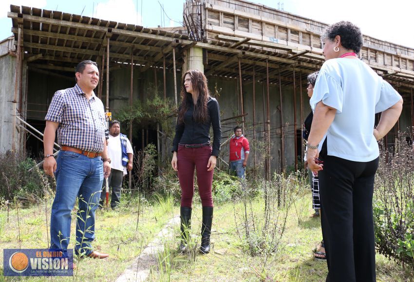 Víctor Manríquez y Gema del Río supervisan obra de la estancia del adulto mayor en Uruapan