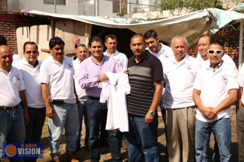 Apoya Ernesto Núñez con uniformes para operadores de Radio Taxi Tsunami