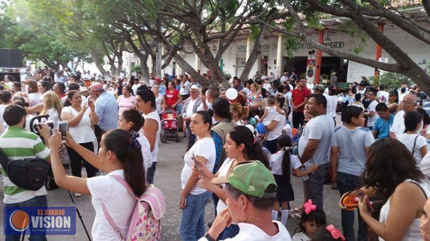 Habitantes de Paracuaro , rinden homenaje a Juan Gabriel