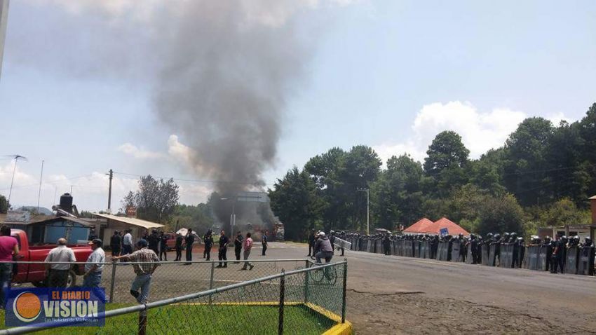 Policías y normalistas se enfrentan, luego de quema de camion